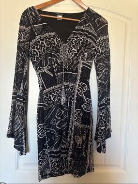 VENUS Black & White Printed V-Neck Long Sleeve Dress